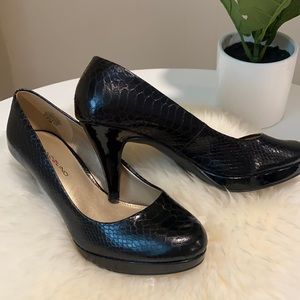 Bandolino Platform Reptile embossed  Black Pumps. Man made material Size 7